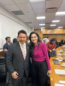 Ricardo-Astudillo-con-Merilyn-Gomez-Presidenta-de-la-Comision-de-Presupuesto.jpeg
