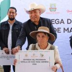 Amealco fortalece al campo con entrega de semilla a productores