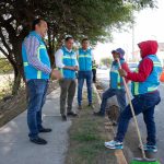 Roberto Cabrera supervisa trabajos de barrido y limpieza en Loma Alta y Avenida Universidad