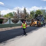 Supervisa Roberto Cabrera inicio de bacheo en el acceso a La Estancia