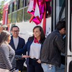 Dona Patronato UAQ un autobús para transporte universitario, beneficiando a estudiantes de Amealco