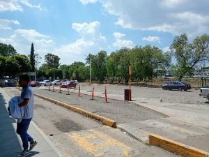 Usuarios, afectados por deficiente acceso a la Central de Autobuses de San Juan del Río